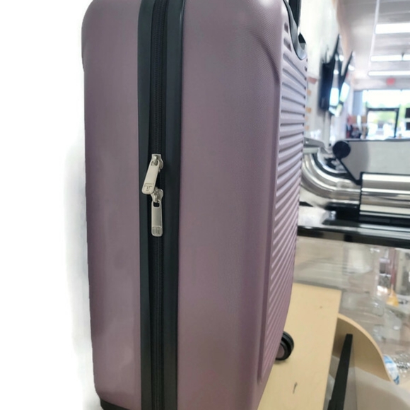 Tag Riverside 20" Carry-on Bag - Picture 4 of 6